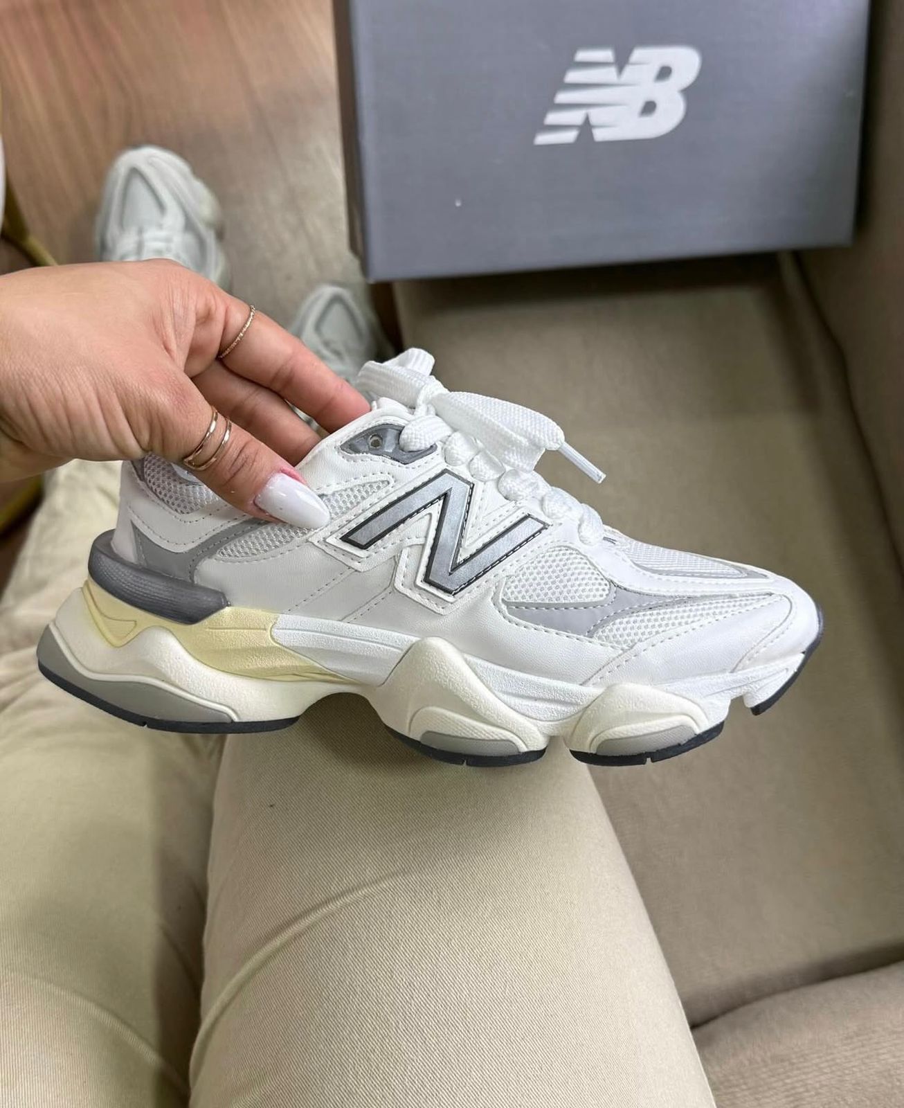 New Balance 9060 Branco/Cinza Couro